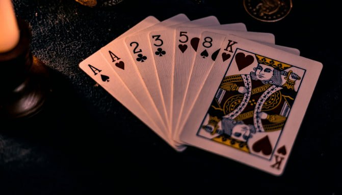 Feature cards for taka bat 15 Mystery Games readers using mobile devices